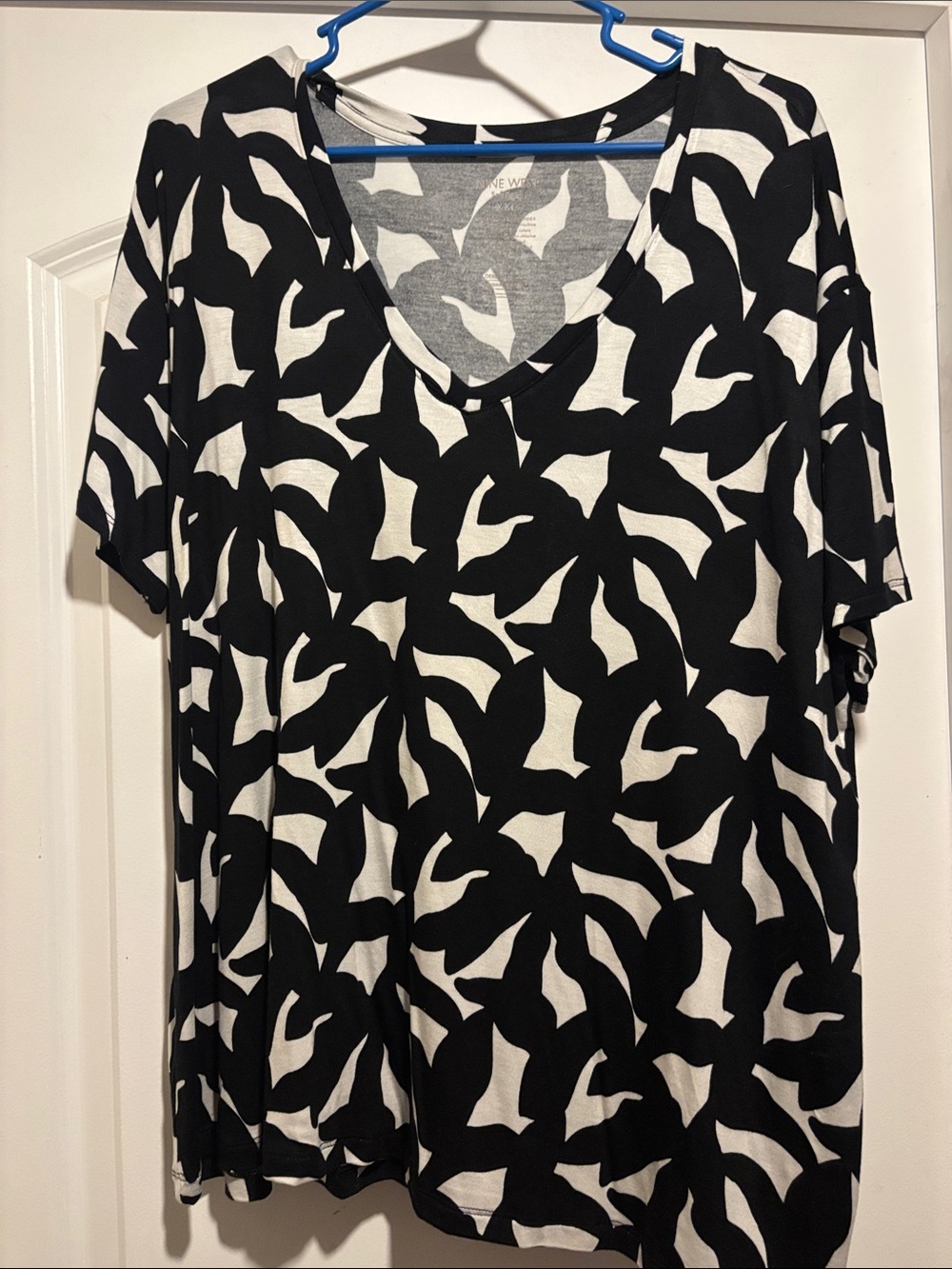 Nine West Black and White V-Neck Short Sleeve Top